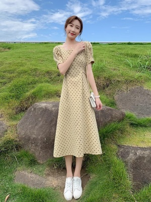 高级感赫本风波点雪纺连衣裙子女2025新款方领显瘦气质a字裙夏季