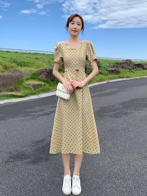 高级感赫本风波点雪纺连衣裙子女2025新款方领显瘦气质a字裙夏季