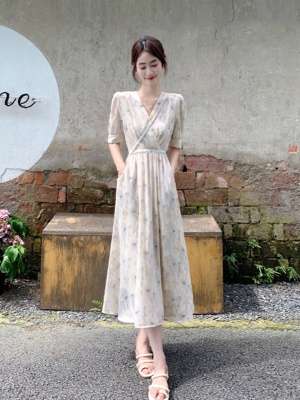 法式碎花雪纺连衣裙女夏季2025新款v领泡泡袖气质收腰显瘦a字裙子