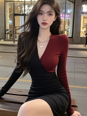 撞色v领连衣裙春装女款2025新款性感紧身包臀裙今年流行爆款裙子