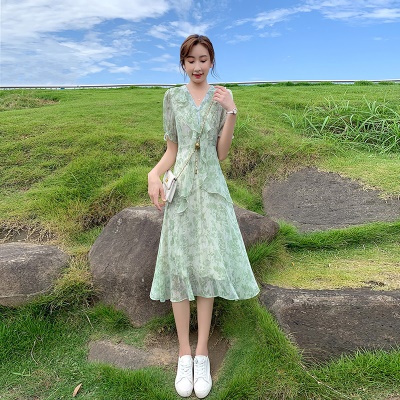 绿色温柔风雪纺碎花连衣裙女夏季2025新款收腰显瘦气质a字裙子仙