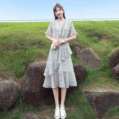 小清新雪纺碎花连衣裙女2025新款夏天收腰显瘦气质v领蛋糕a字裙子