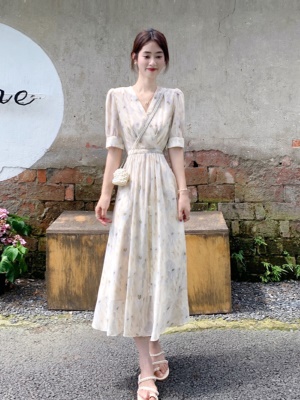 法式碎花雪纺连衣裙女夏季2025新款v领泡泡袖气质收腰显瘦a字裙子