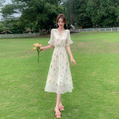 法式绿色碎花雪纺连衣裙女夏季2025新款喇叭袖气质收腰a字裙子仙