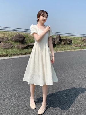 小清新白色雪纺连衣裙女夏季2025新款泡泡袖方领显瘦收腰a字裙子