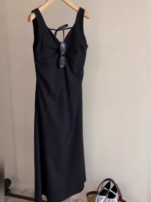 春夏季性感辣妹黑色v领吊带连衣裙女设计感小众修身显瘦绝美上衣