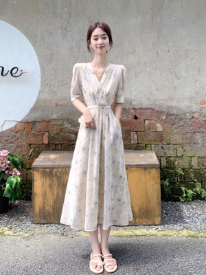 法式碎花雪纺连衣裙女夏季2025新款v领泡泡袖气质收腰显瘦a字裙子