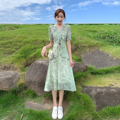 绿色温柔风雪纺碎花连衣裙女夏季2025新款收腰显瘦气质a字裙子仙