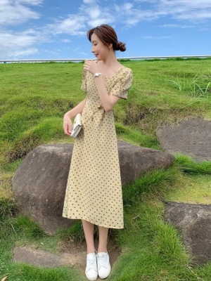 高级感赫本风波点雪纺连衣裙子女2025新款方领显瘦气质a字裙夏季