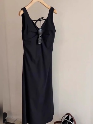 春夏季性感辣妹黑色v领吊带连衣裙女设计感小众修身显瘦绝美上衣