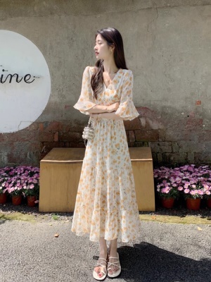 法式碎花雪纺连衣裙子女2025新款夏季v领气质显瘦长裙a字裙超仙女