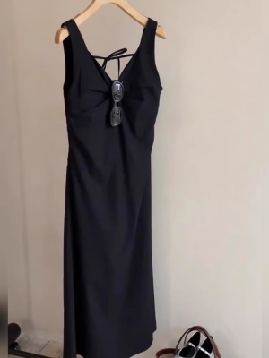 春夏季性感辣妹黑色v领吊带连衣裙女设计感小众修身显瘦绝美上衣