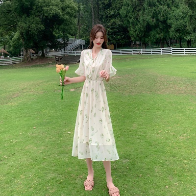 法式绿色碎花雪纺连衣裙女夏季2025新款喇叭袖气质收腰a字裙子仙