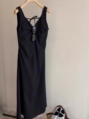 春夏季性感辣妹黑色v领吊带连衣裙女设计感小众修身显瘦绝美上衣