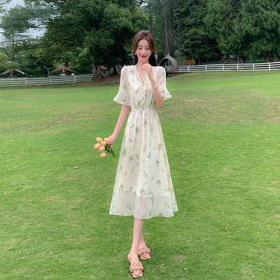 法式绿色碎花雪纺连衣裙女夏季2025新款喇叭袖气质收腰a字裙子仙