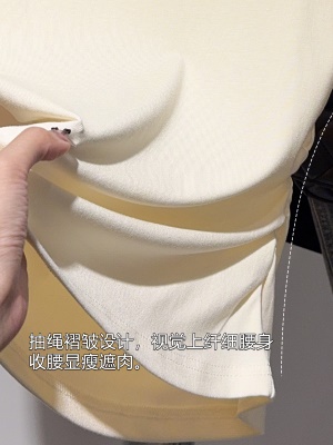 方领正肩短袖T恤女2025流行收腰高端高品质纯色修身减龄短款上衣