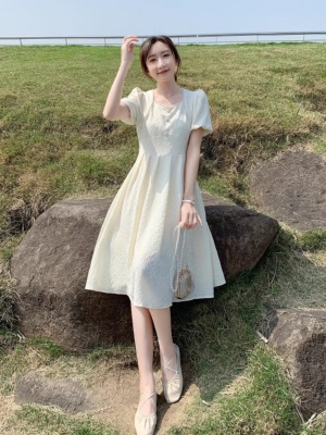 小清新白色雪纺连衣裙女夏季2025新款泡泡袖方领显瘦收腰a字裙子