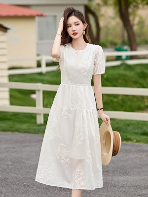 巨好看减龄刺绣连衣裙女2025夏季新款收腰显瘦泡泡袖超火中长裙子