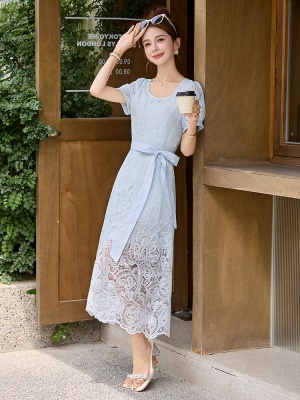 法式钩花缕空薄纱连衣裙女2025夏季新款气质超火收腰蕾丝中长裙子