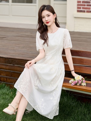 巨好看减龄刺绣连衣裙女2025夏季新款收腰显瘦泡泡袖超火中长裙子