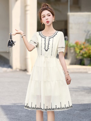 巨好看高端漂亮独特连衣裙女2025夏季新款泡泡袖奢华大牌天丝长裙