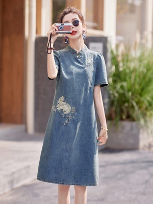 新中式刺绣牛仔连衣裙女夏2025新款改良旗袍日常可穿时尚薄款裙子
