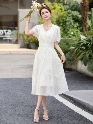 气质钉珠刺绣雪纺连衣裙女2025夏季新款高级感时尚巨好看收腰长裙