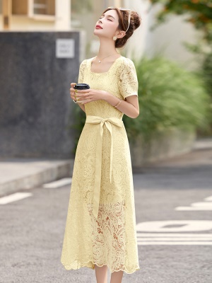 法式钩花缕空薄纱连衣裙女2025夏季新款气质超火收腰蕾丝中长裙子