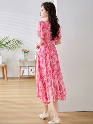 雪纺高级感连衣裙女2025夏季新款欧货大牌奢华超火过膝碎花燕尾裙