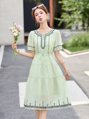 巨好看高端漂亮独特连衣裙女2025夏季新款泡泡袖奢华大牌天丝长裙