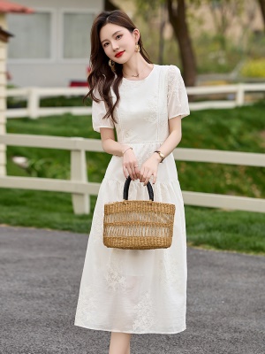 巨好看减龄刺绣连衣裙女2025夏季新款收腰显瘦泡泡袖超火中长裙子
