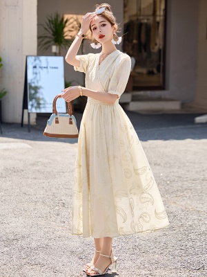 法式蕾丝花边刺绣连衣裙女2025夏季新款气质V领收腰高级时尚长裙