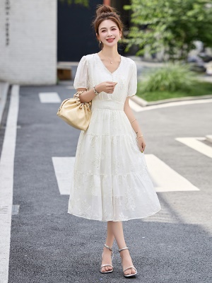 气质钉珠刺绣雪纺连衣裙女2025夏季新款高级感时尚巨好看收腰长裙