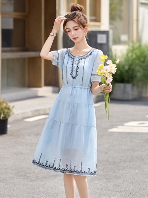 巨好看高端漂亮独特连衣裙女2025夏季新款泡泡袖奢华大牌天丝长裙