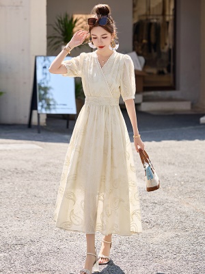 法式蕾丝花边刺绣连衣裙女2025夏季新款气质V领收腰高级时尚长裙