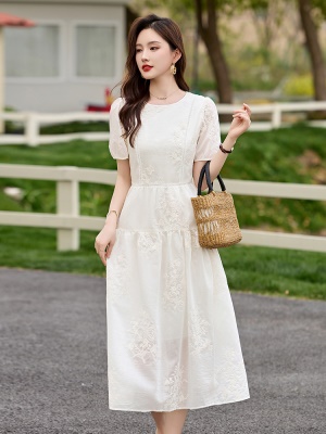 巨好看减龄刺绣连衣裙女2025夏季新款收腰显瘦泡泡袖超火中长裙子