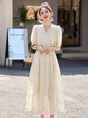 法式蕾丝花边刺绣连衣裙女2025夏季新款气质V领收腰高级时尚长裙