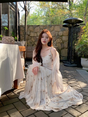 ByYou 夏季新款度假风杏白色碎花吊带连衣裙收腰修身印花大摆长裙