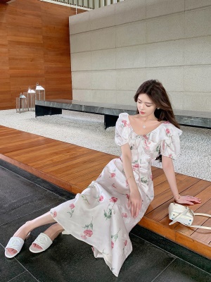 ByYou夏季新款荷叶边缎面V领白色碎花连衣裙长款显瘦包臀印花裙子