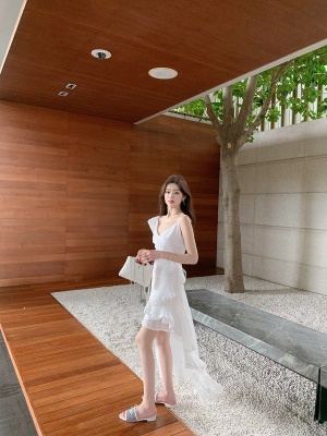 ByYou夏季新款不规则V领白色雪纺吊带连衣裙中长款收腰蕾丝边裙子