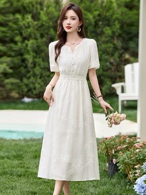 法式白色掐腰连衣裙女2025夏季新款刺绣V领名媛泡泡袖高级感长裙