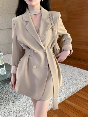 ByYou 秋季新款奶茶色连衣裙女设计感显瘦收腰绑带垂感薄款西装裙