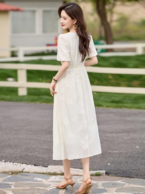 法式白色掐腰连衣裙女2025夏季新款刺绣V领名媛泡泡袖高级感长裙