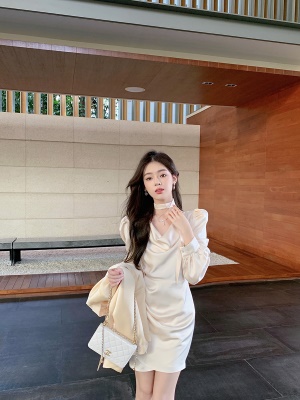 ByYou 夏季高端精致法式长袖白色荡领缎面连衣裙收腰气质显瘦短裙