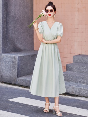 小个子显高V领连衣裙女2025夏季新品时尚薄荷绿显瘦精致高端裙子
