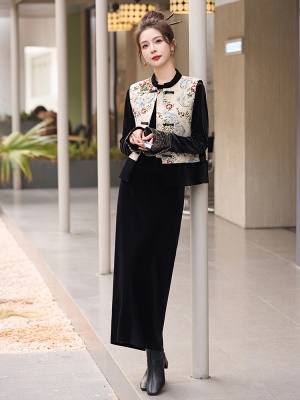 新中式国风套装裙女2025春季新款端庄大气高档丝绒刺绣马甲三件套