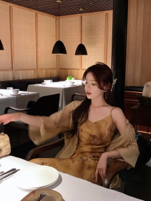 ByYou 夏季新中式国风印花缎面吊带连衣裙高级感收腰显瘦包臀长裙