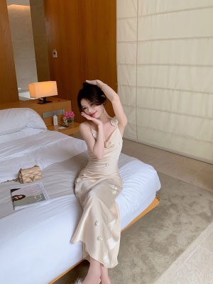 ByYou 夏季名媛御姐珠光醋酸缎面荡领吊带连衣裙长款收腰包臀裙子