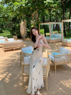 ByYou 夏季新款气质白色荡领雪纺碎花吊带连衣裙收腰显瘦印花长裙