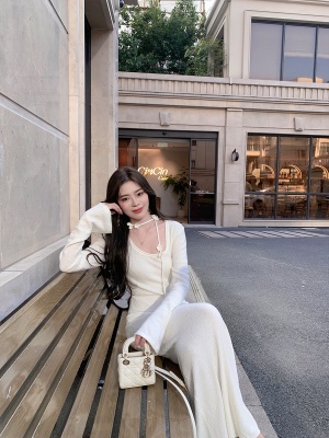 ByYou冬季新款气质U领白色羊毛针织连衣裙长款修身内搭包臀毛衣裙